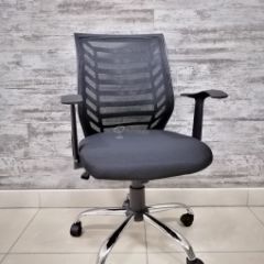 Кресло Barneo K-138 для персонала (черная ткань черная сетка) в Заречном - zarechnyy.mebel24.online | фото 1