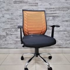 Кресло Barneo K-138 для персонала (черная ткань оранжевая сетка) в Заречном - zarechnyy.mebel24.online | фото